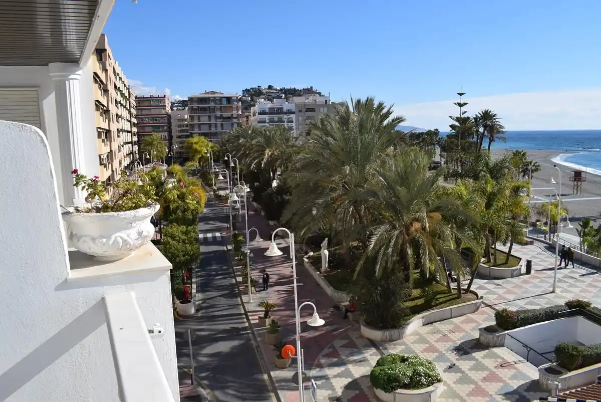 Vista exterior de Apartament de lloguer en Almuñécar amb Aire condicionat, Terrassa i Moblat