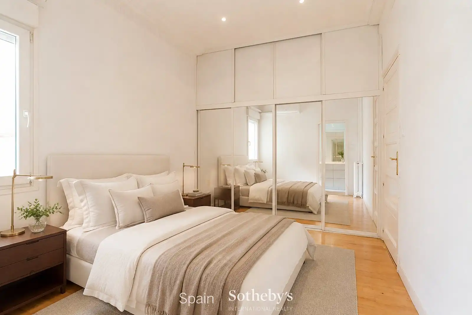 Dormitori de Apartament de lloguer en Madrid amb Aire condicionat i Calefacció