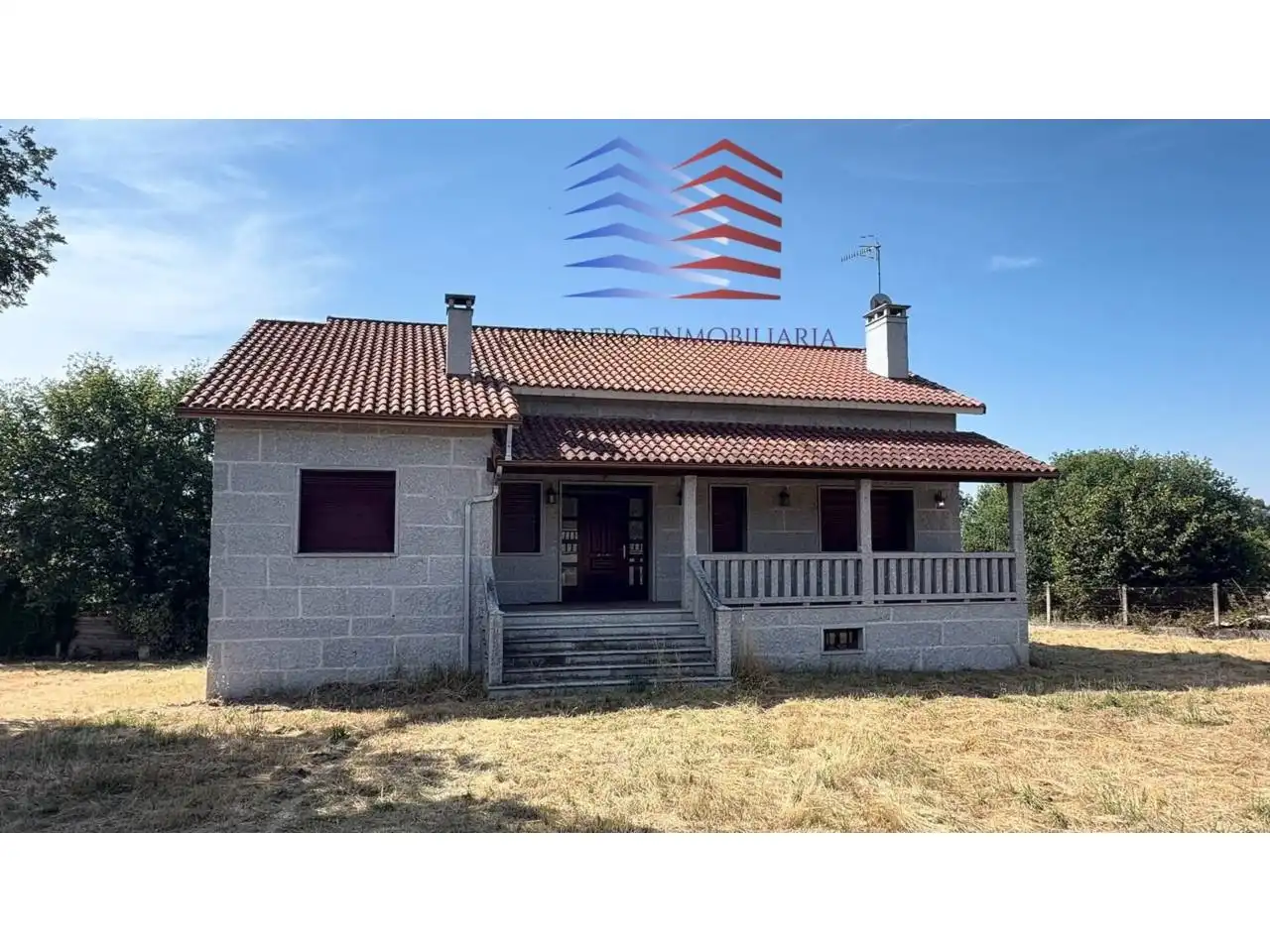 Vista exterior de Casa adosada en venda en Amoeiro amb Calefacció, Jardí privat i Terrassa