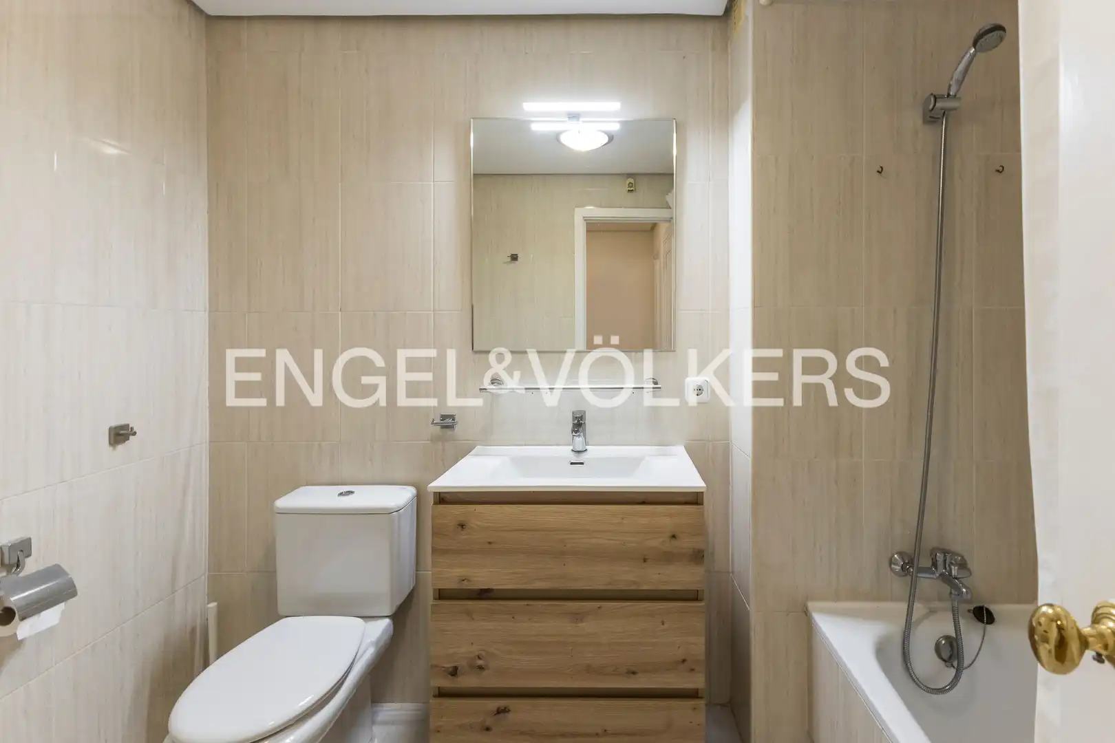 Badezimmer von Wohnung zur Miete in Madrid mit Klimaanlage und Heizung