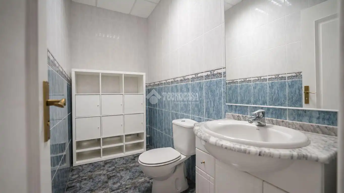 Badezimmer von Geschaftsraum zum Verkauf in Adeje mit Möbliert