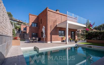 Vista exterior de Casa o xalet en venda en Cervelló amb Aire condicionat, Terrassa i Piscina