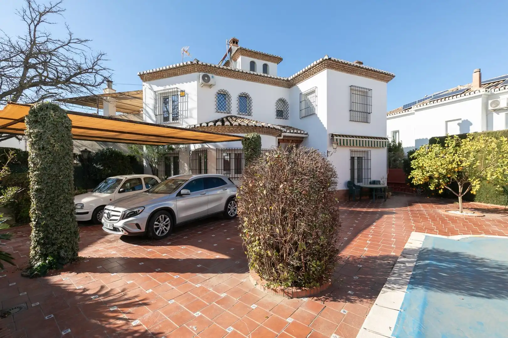 Vista exterior de Casa o xalet en venda en Granada amb Aire condicionat, Calefacció i Jardí privat