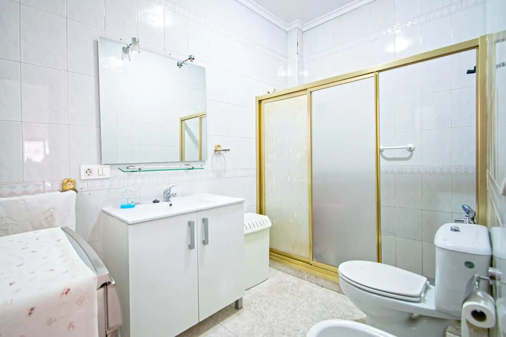 Bathroom of Houses for sale in Sevilla  with Air Conditioner, Terrace and Storage room