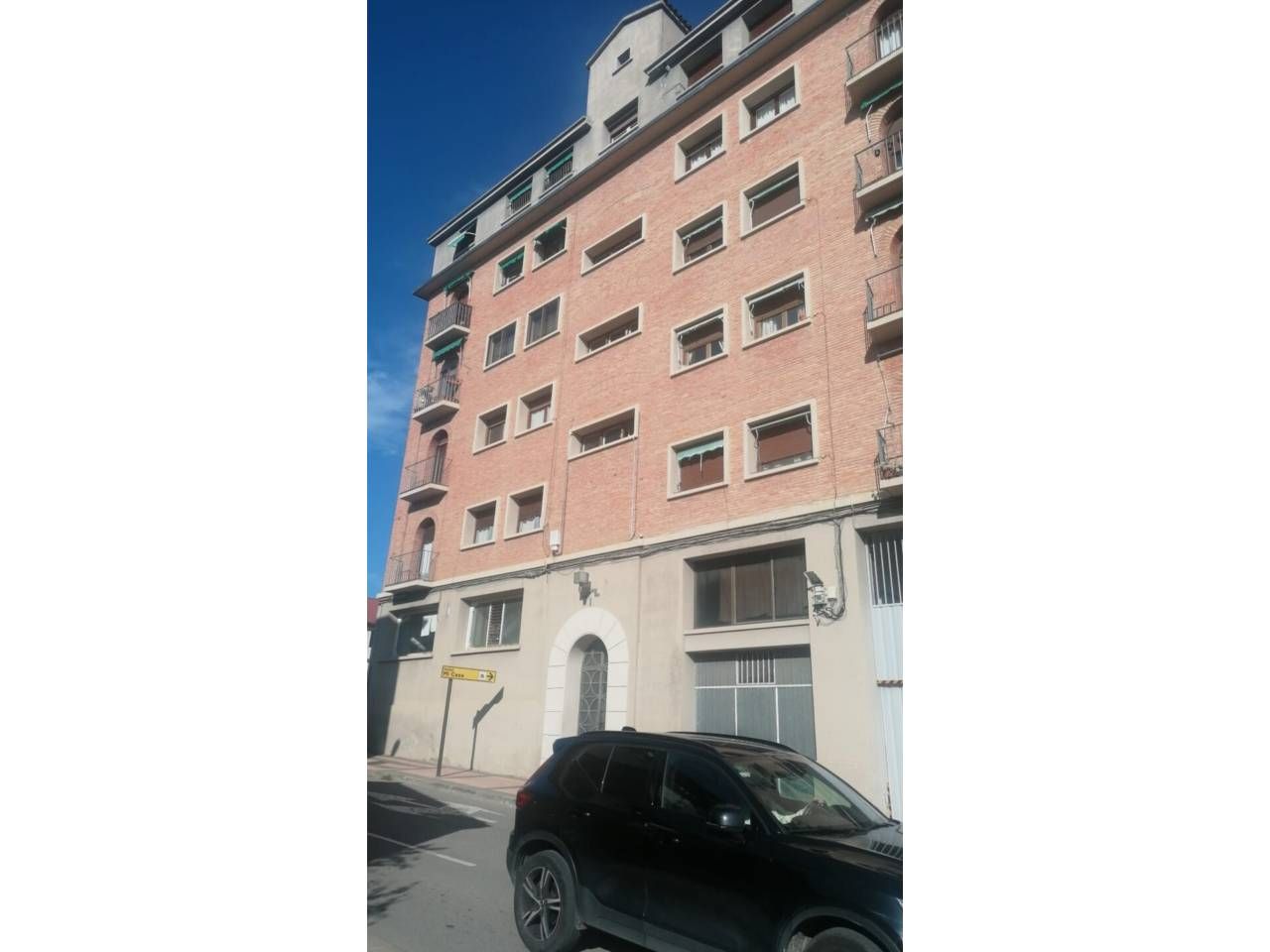 Vista exterior de Pis en venda en Barbastro