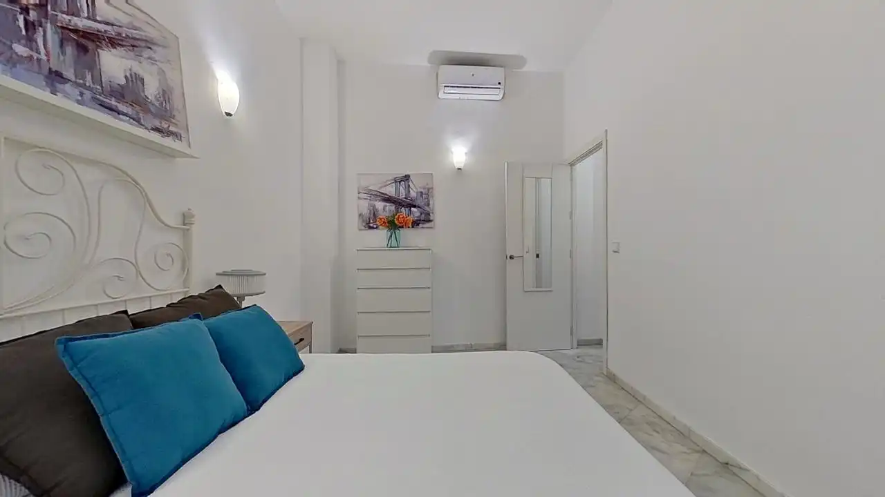 Habitación de Apartamento en venta en Sevilla con Aire acondicionado, Amueblado y Lavadora