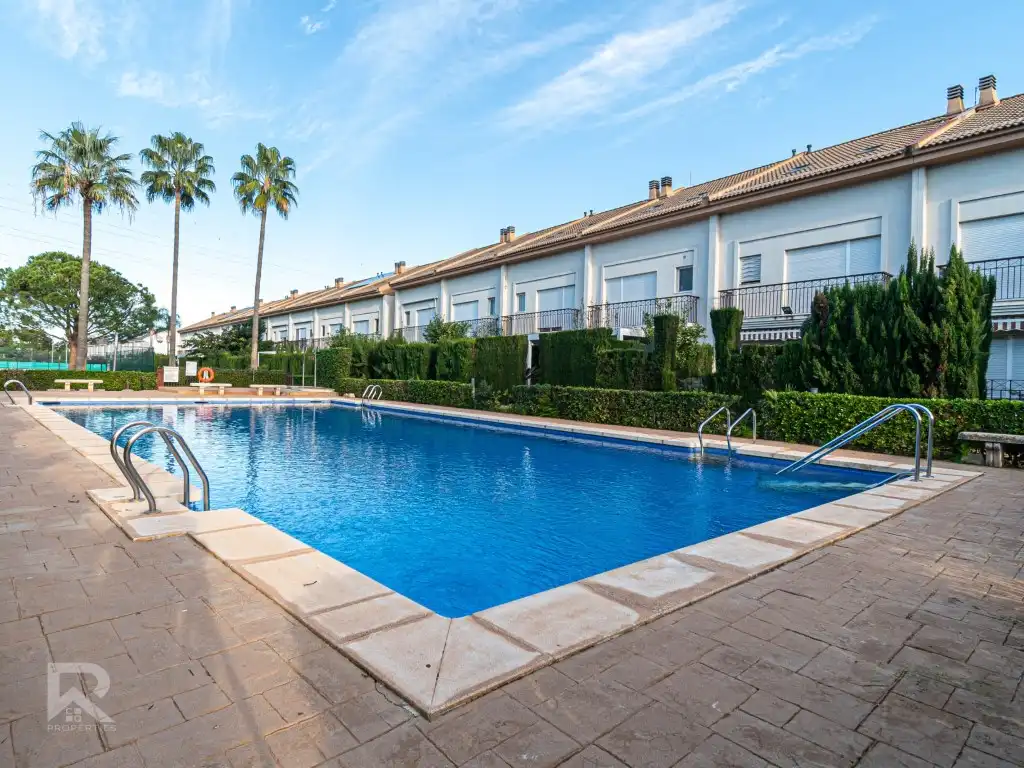 Swimming pool of Detached homes for sale in Gandia