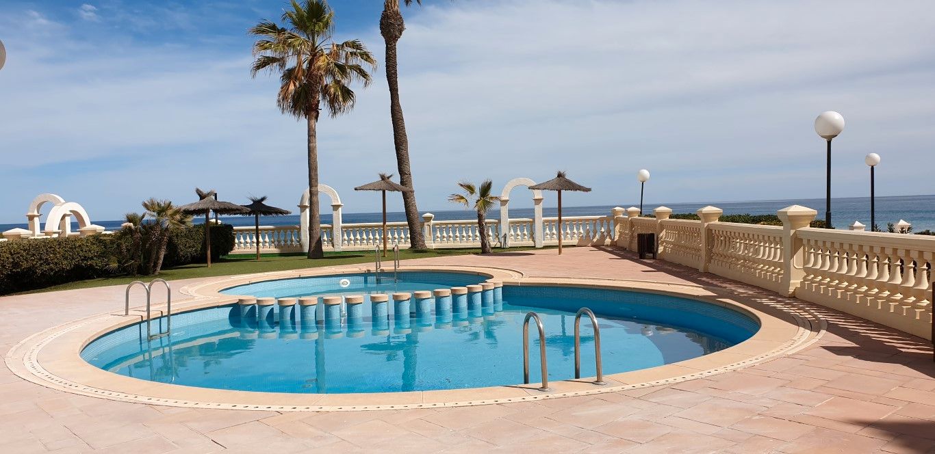 Piscina de Planta baixa en venda en La Manga del Mar Menor amb Moblat i Piscina comunitària