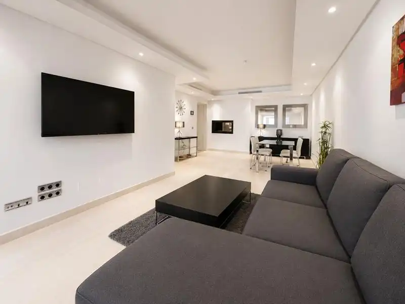 Sala d'estar de Pis de lloguer en Estepona amb Jardí privat, Terrassa i Moblat