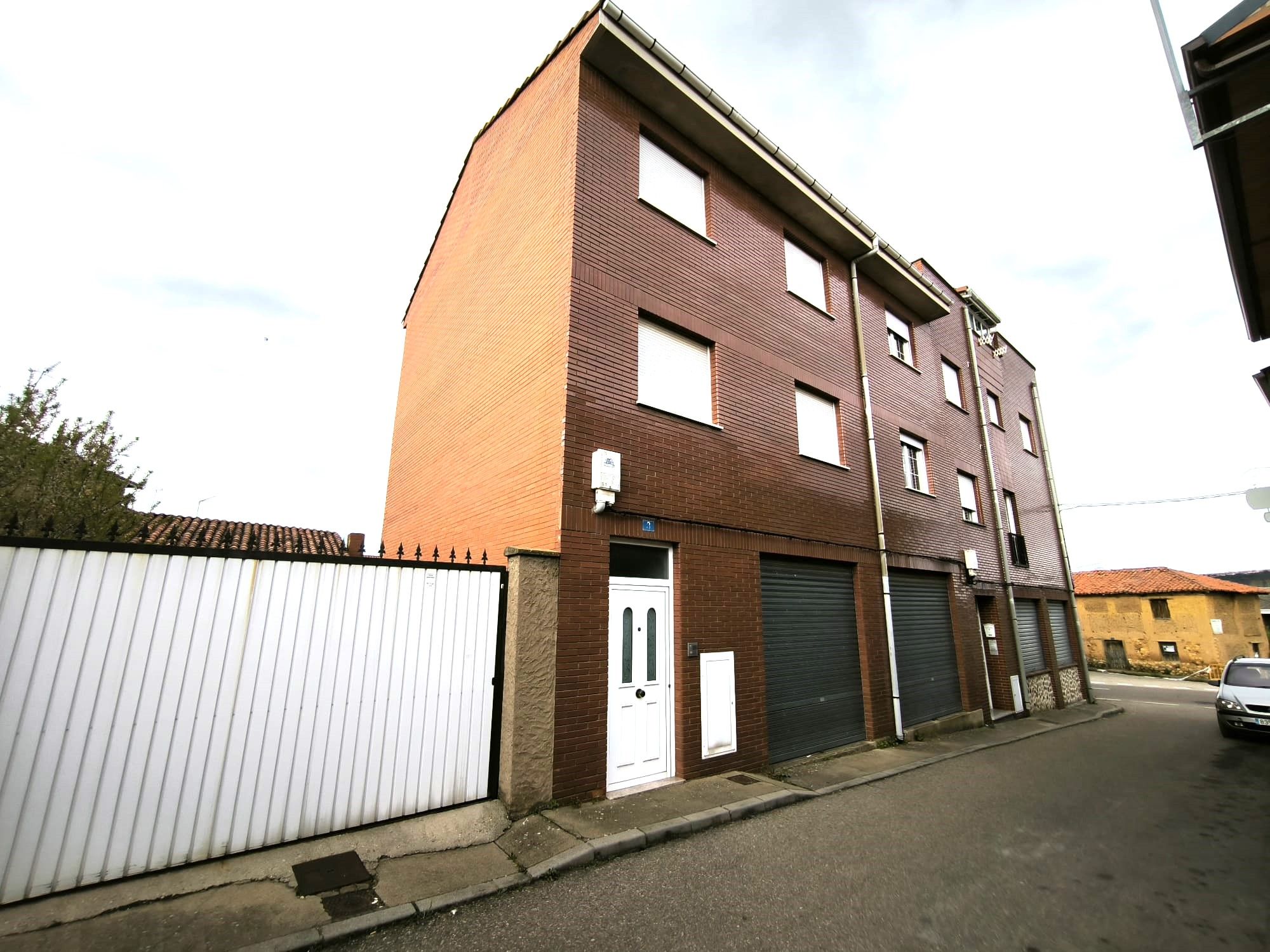 Exterior view of Building for sale in Cuadros