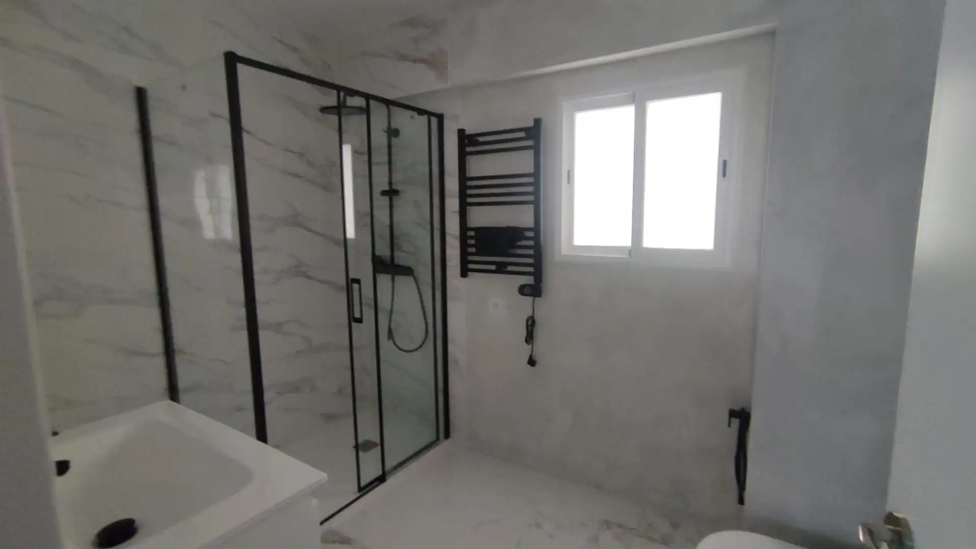 Baño de Apartamento en venta en Alicante / Alacant con Aire acondicionado, Amueblado y Balcón