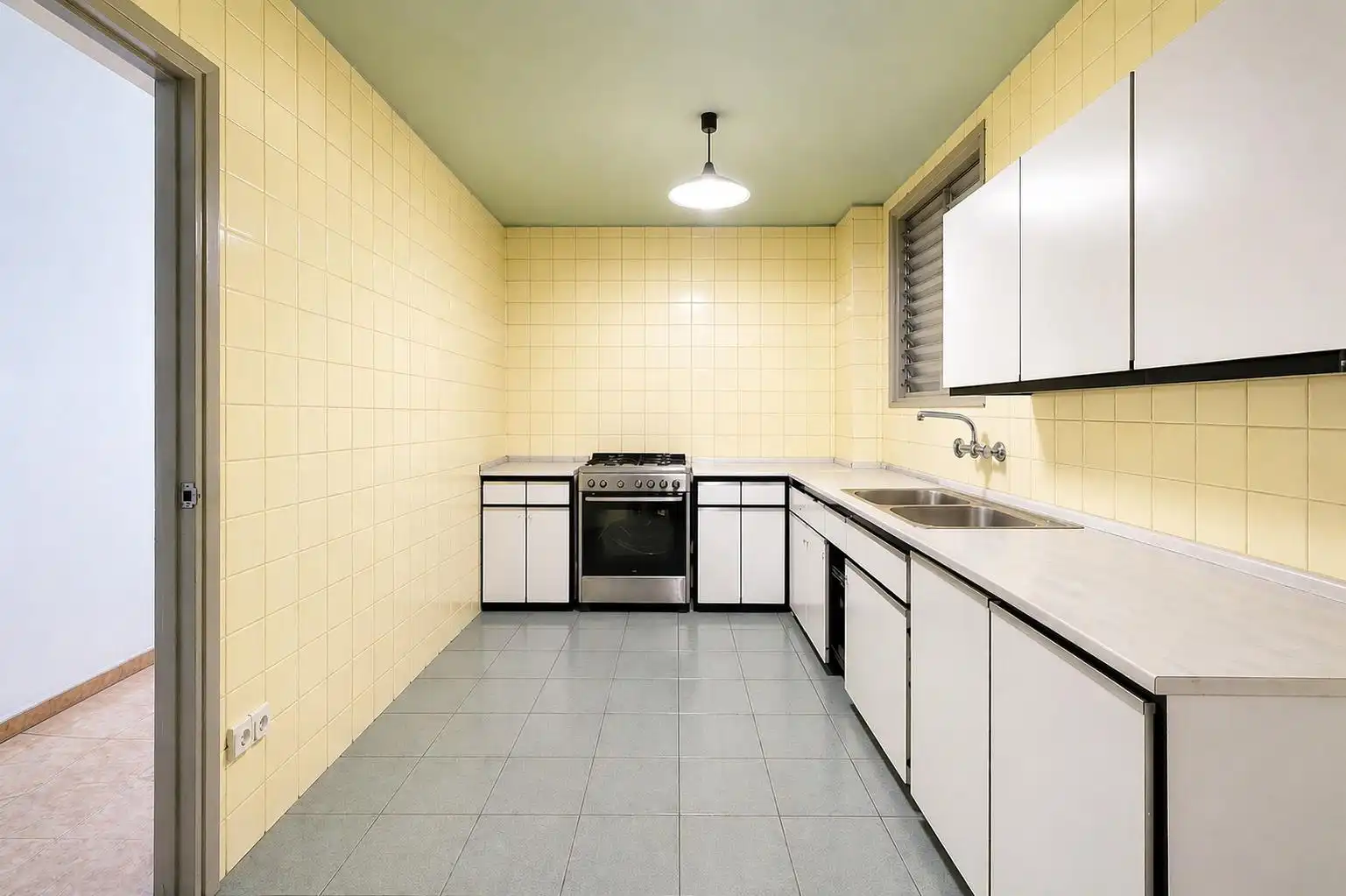 Küche von Wohnung zum Verkauf in Barcelona mit Klimaanlage, Heizung und Balkon