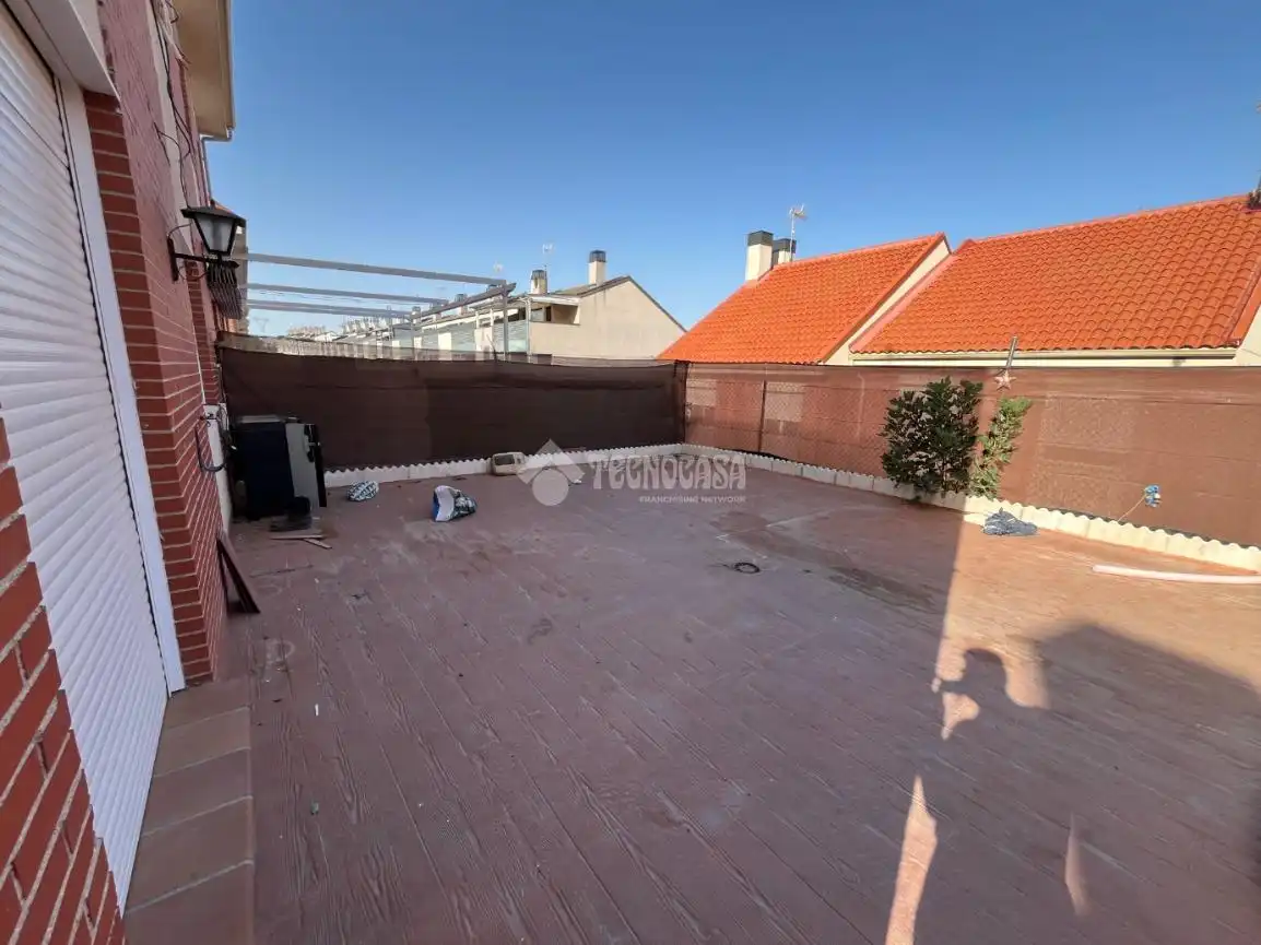 Casa aparellada en venda a Loeches, imagen 4