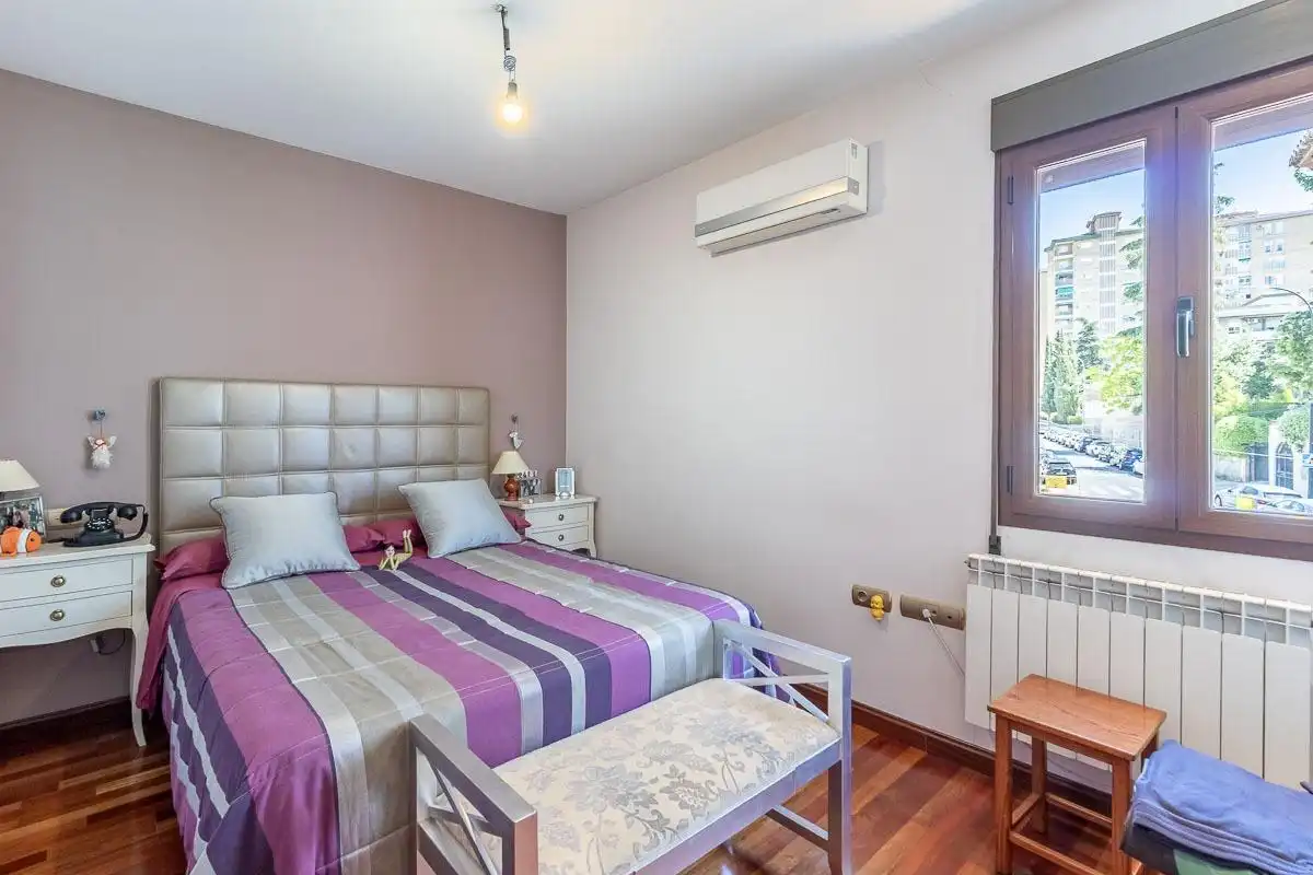 Habitación de Casa o chalet en venta en Granada con Aire acondicionado, Calefacción y Jardín privado