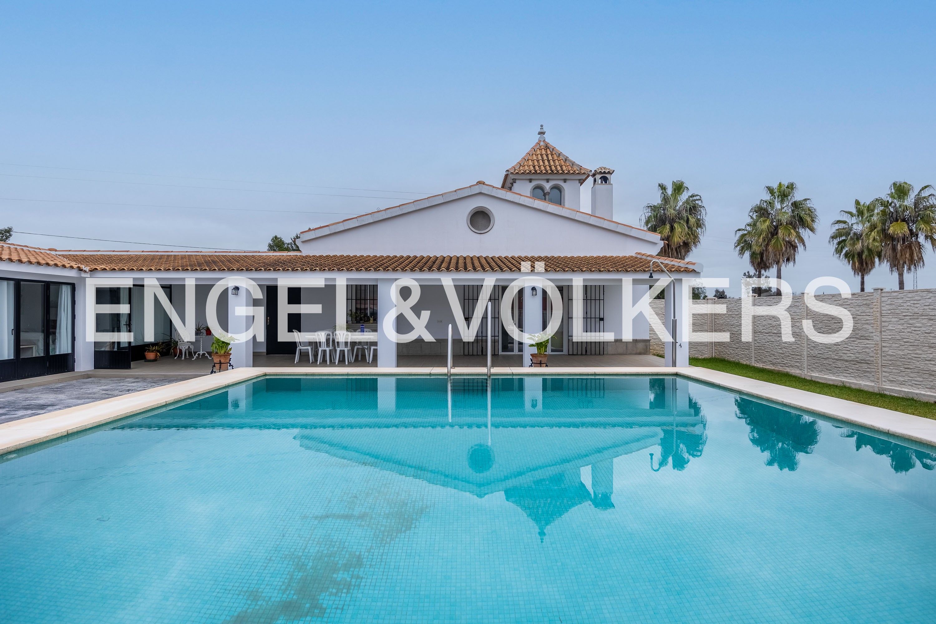 Swimming pool of Country house for sale in Lora del Río  with Air Conditioner, Heating and Private garden