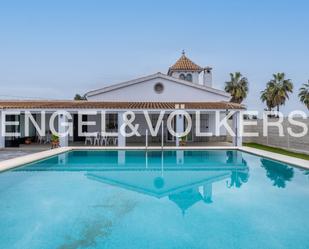 Piscina de Finca rústica en venda en Lora del Río amb Aire condicionat, Calefacció i Jardí privat