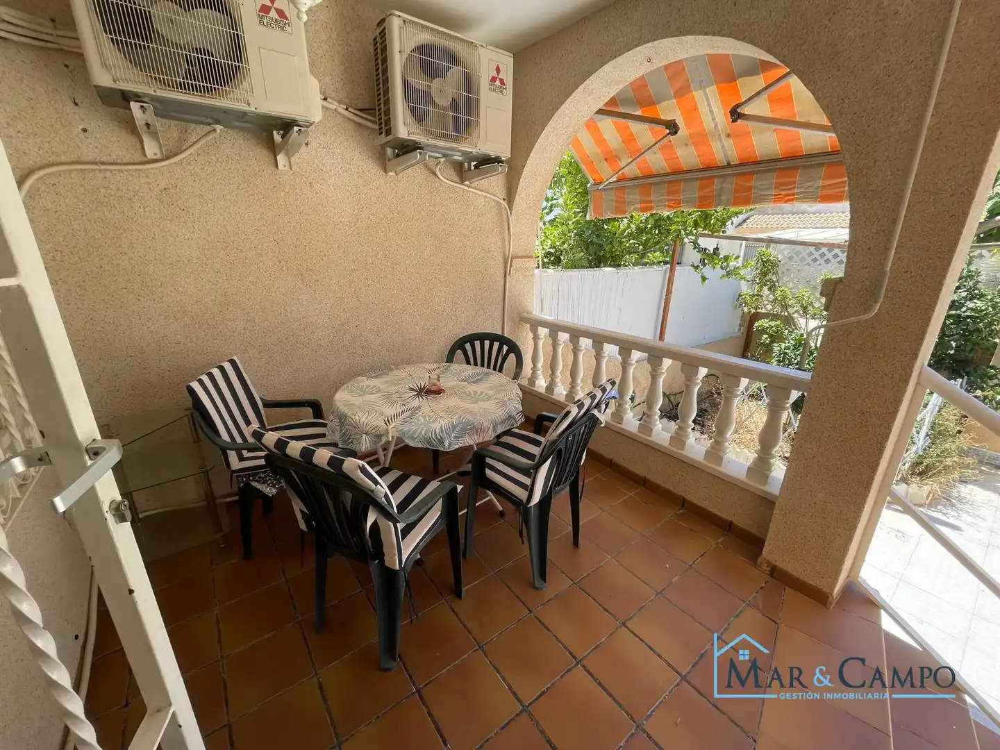 Terrassa de Casa adosada en venda en Los Alcázares amb Aire condicionat, Jardí privat i Moblat