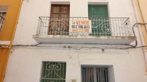 Casa de pueblo a reformar, cuenta con 228 m2 distribuidos en:
Planta baja de 79 m2: salón comedor con chimenea, cocina, baño, dos, imatge 4