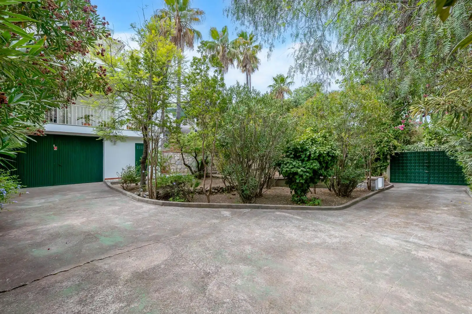 Vista exterior de Casa o xalet en venda en Alhaurín El Grande amb Aire condicionat, Calefacció i Jardí privat