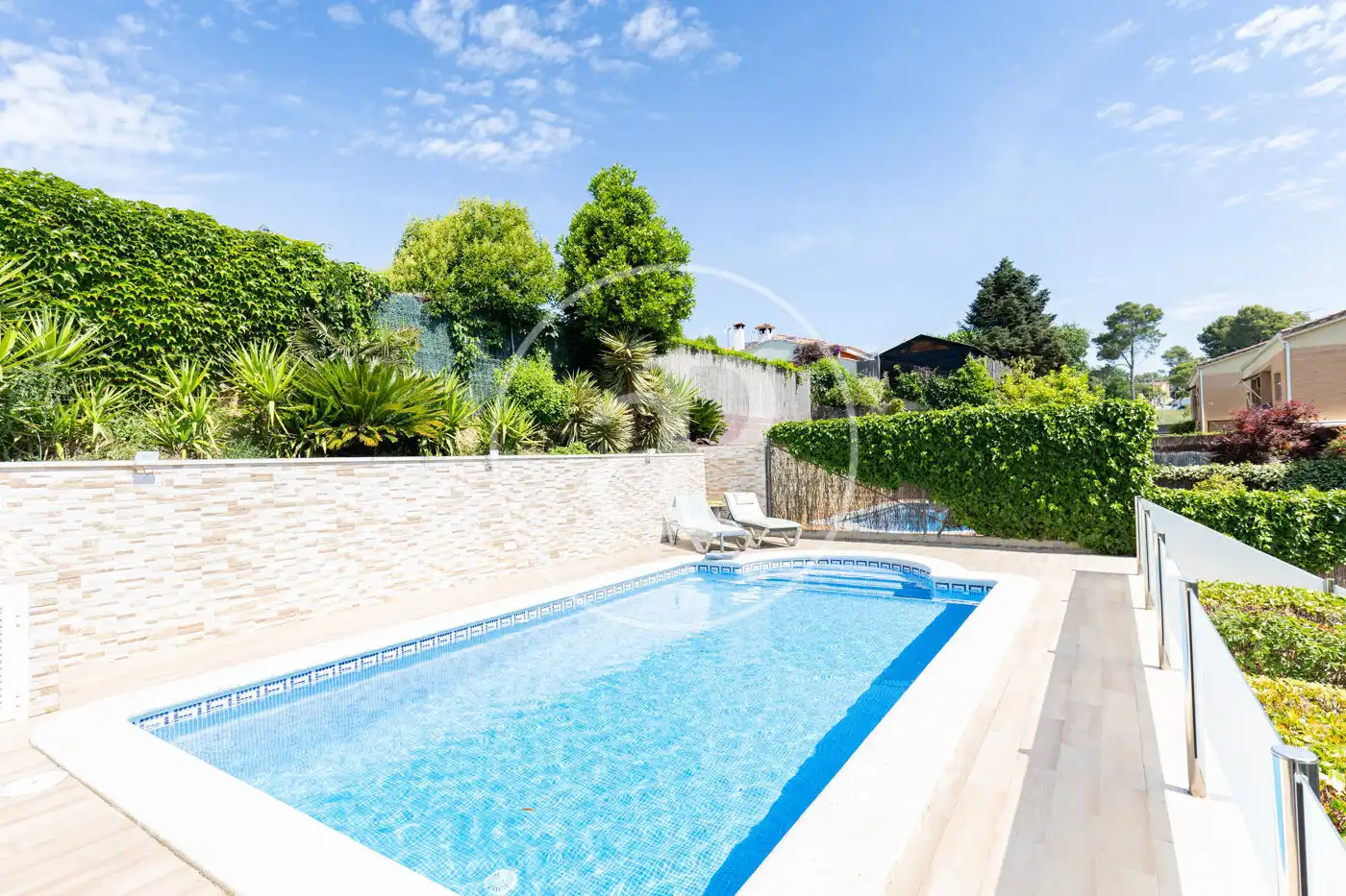Schwimmbecken von Einfamilien-Reihenhaus zum Verkauf in Sant Quirze del Vallès mit Klimaanlage, Heizung und Privatgarten
