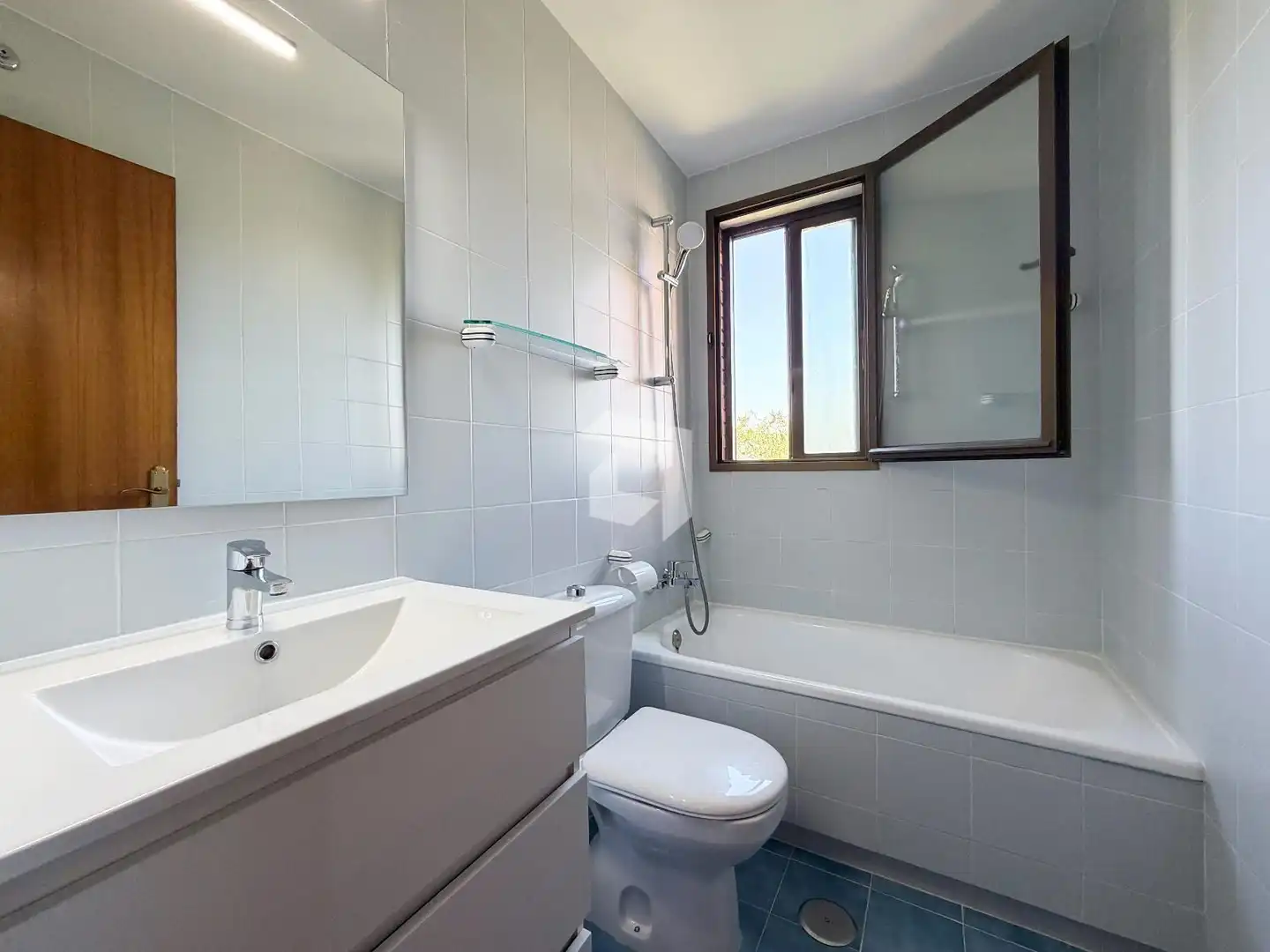 Badezimmer von Wohnung zur Miete in Pozuelo de Alarcón mit Heizung, Parkett und Terrasse