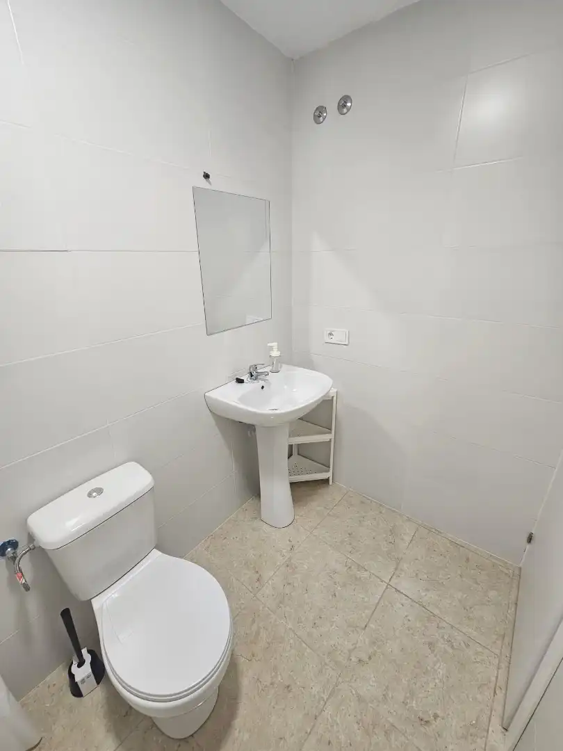 Bany de Apartament de lloguer en Coín amb Moblat, Forn i Rentadora