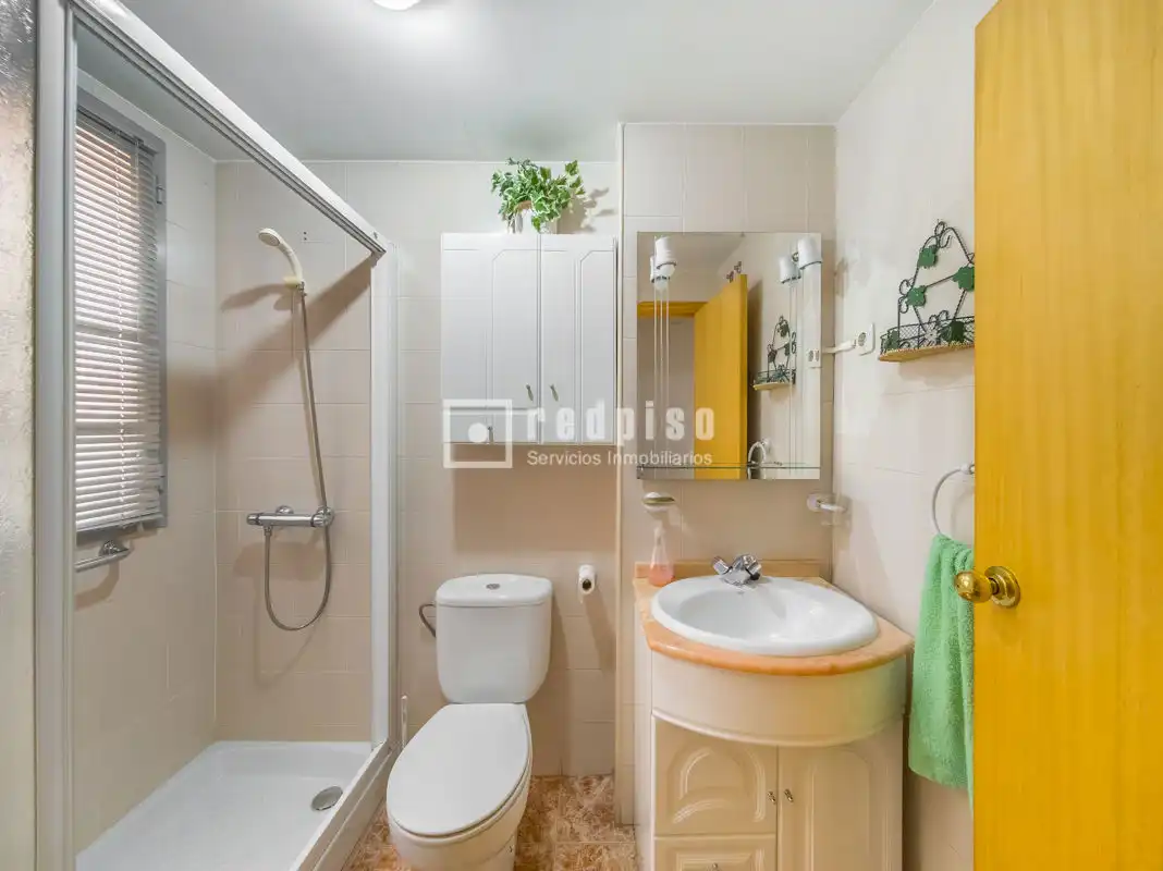 Bathroom of Flat for sale in Madrid  with Air Conditioner and Heating
