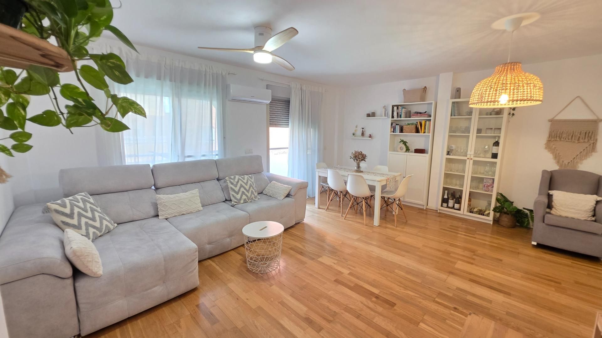 Sala d'estar de Pis en venda en Paterna amb Aire condicionat, Parquet i Terrassa
