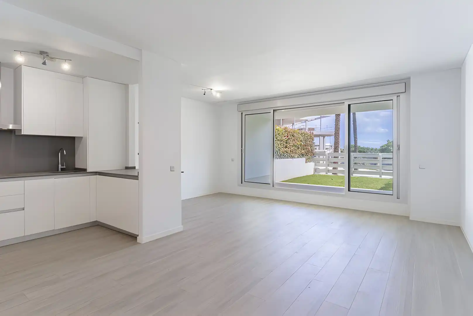 Sala d'estar de Planta baixa en venda en Estepona amb Aire condicionat, Terrassa i Piscina