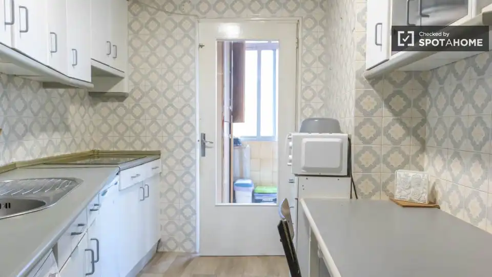 Cuina de Pis de lloguer en Madrid amb Aire condicionat, Calefacció i Moblat