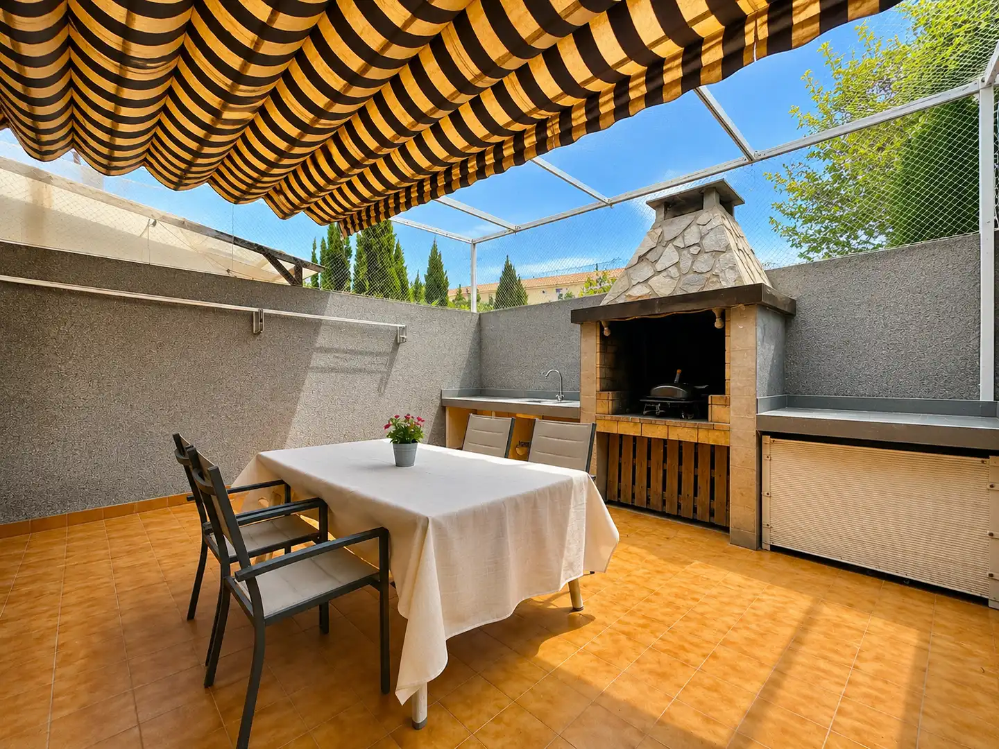 Terrasse von Einfamilien-Reihenhaus zum Verkauf in San Antonio de Benagéber mit Klimaanlage, Heizung und Privatgarten