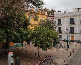 Vista exterior de Casa o xalet en venda en  Sevilla Capital amb Terrassa, Moblat i Balcó