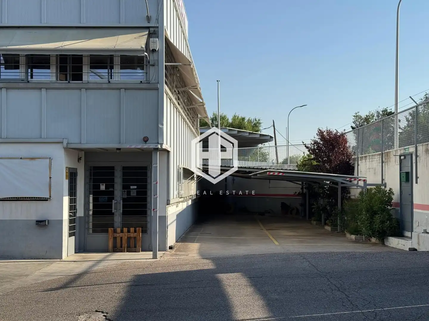 Vista exterior de Nau industrial de lloguer en Madrid amb Calefacció i Alarma