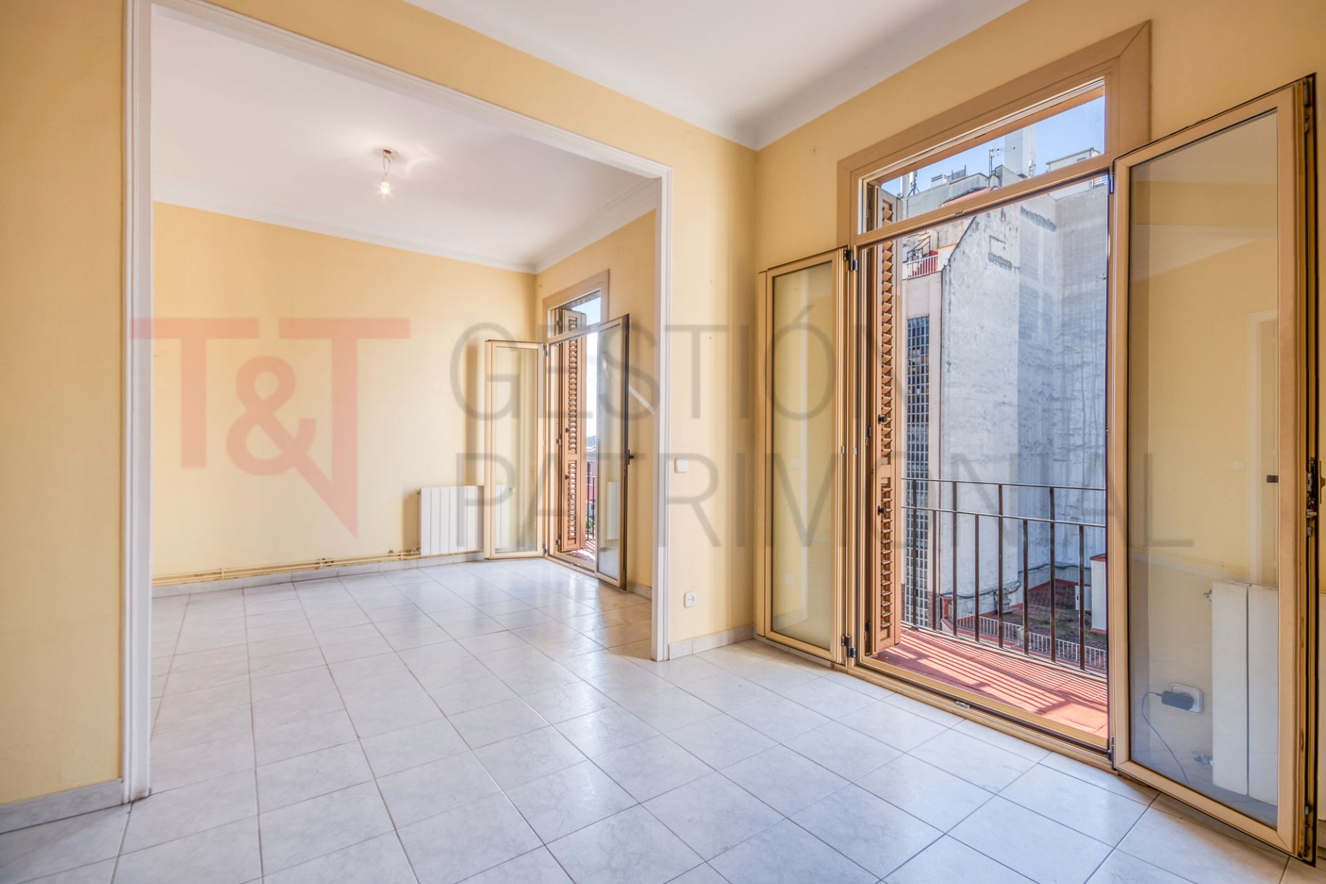 Exterior view of Flat for sale in  Barcelona Capital  with Heating, Oven and Balcony