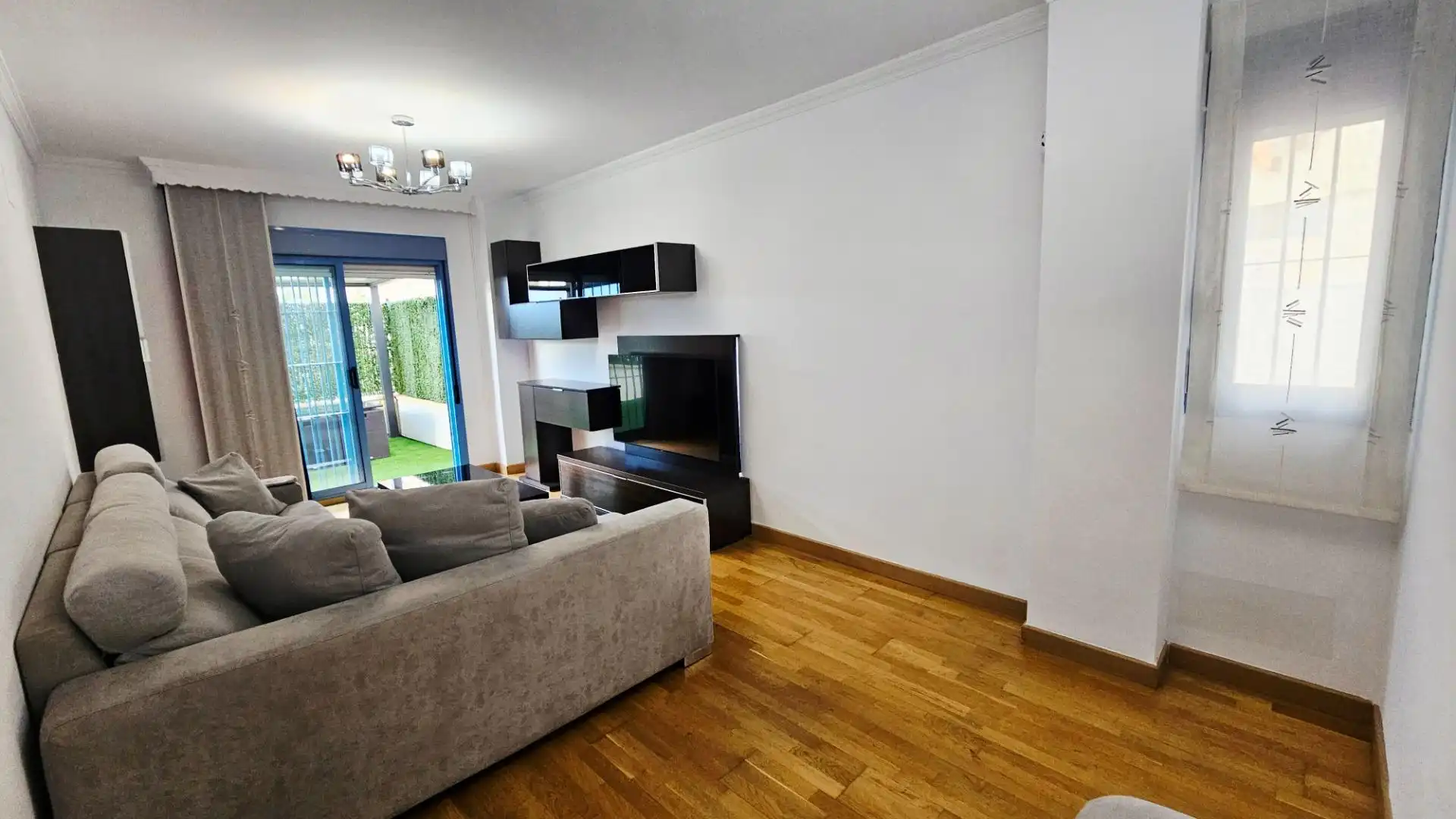 Sala d'estar de Planta baixa en venda en Málaga amb Aire condicionat, Jardí privat i Parquet
