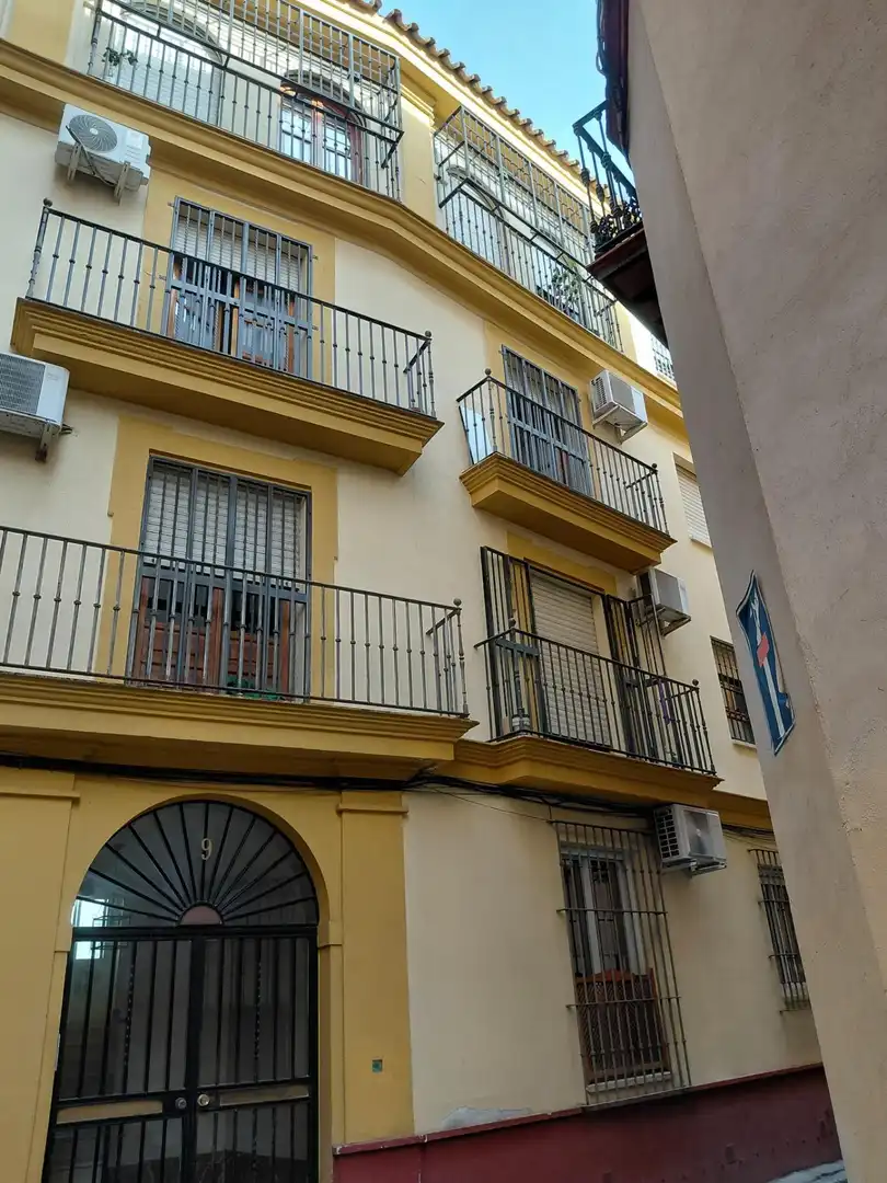 Außenansicht von Wohnung zum Verkauf in  Sevilla Capital mit Klimaanlage, Heizung und Abstellraum