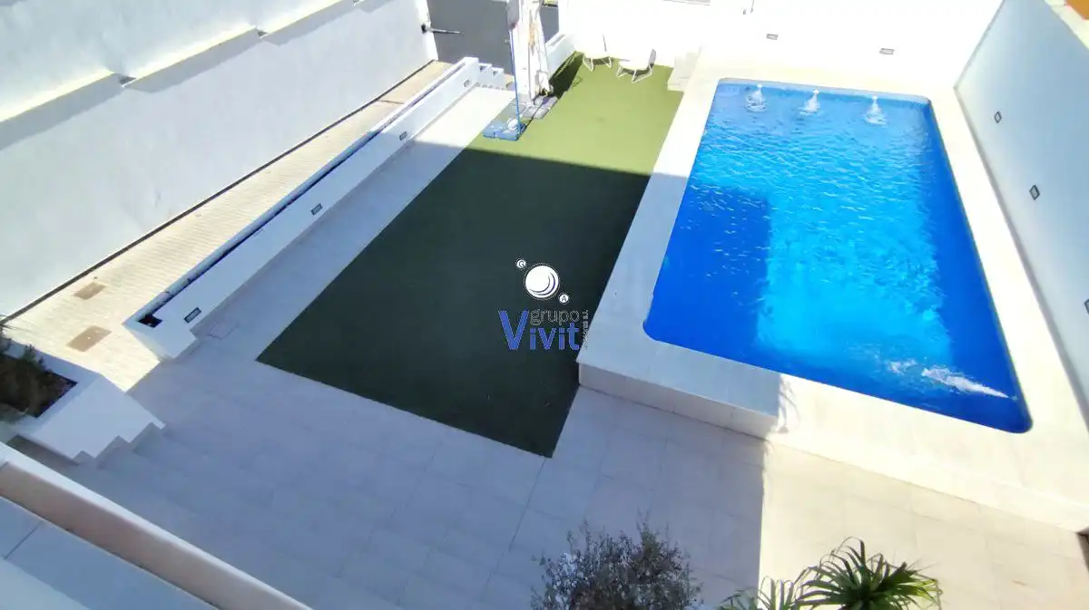 Schwimmbecken von Haus oder Chalet zum Verkauf in Alcalá de Guadaira mit Klimaanlage, Terrasse und Abstellraum