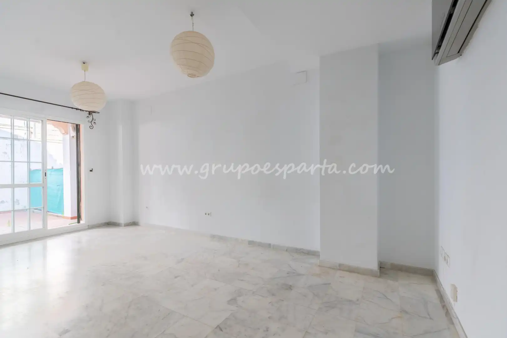 Detached homes for sale in Espartinas  with Air Conditioner, Heating and Oven