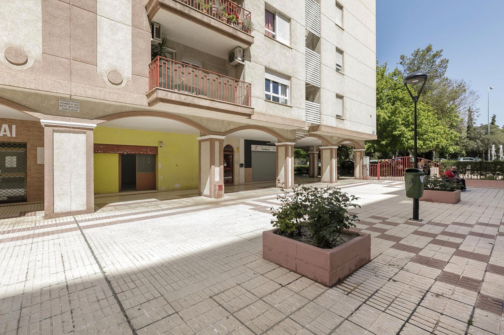 Vista exterior de Local en venta en  Granada Capital