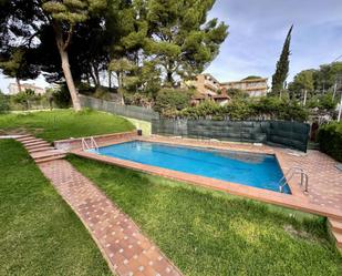 Schwimmbecken von Haus oder Chalet miete in Calafell mit Heizung, Privatgarten und Terrasse