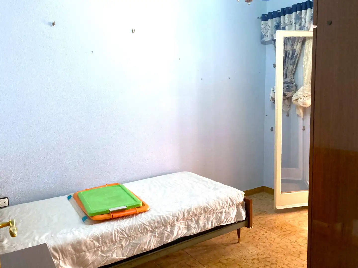 Dormitori de Pis en venda en L'Hospitalet de Llobregat amb Aire condicionat, Terrassa i Moblat