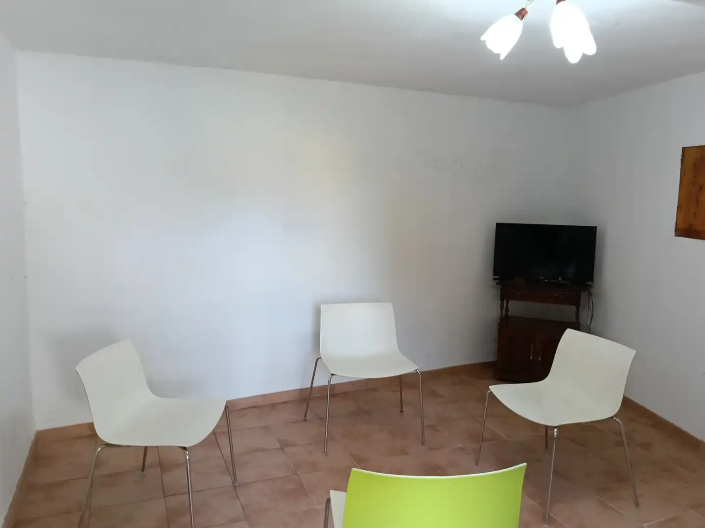 Wohnzimmer von Einfamilien-Reihenhaus zum Verkauf in Carral mit Privatgarten und Abstellraum