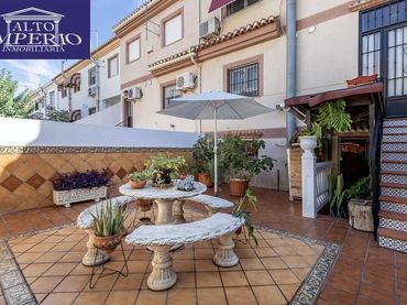 Casa a schiera con balcone in vendita a Calle de Jerónimo de Rueda 34