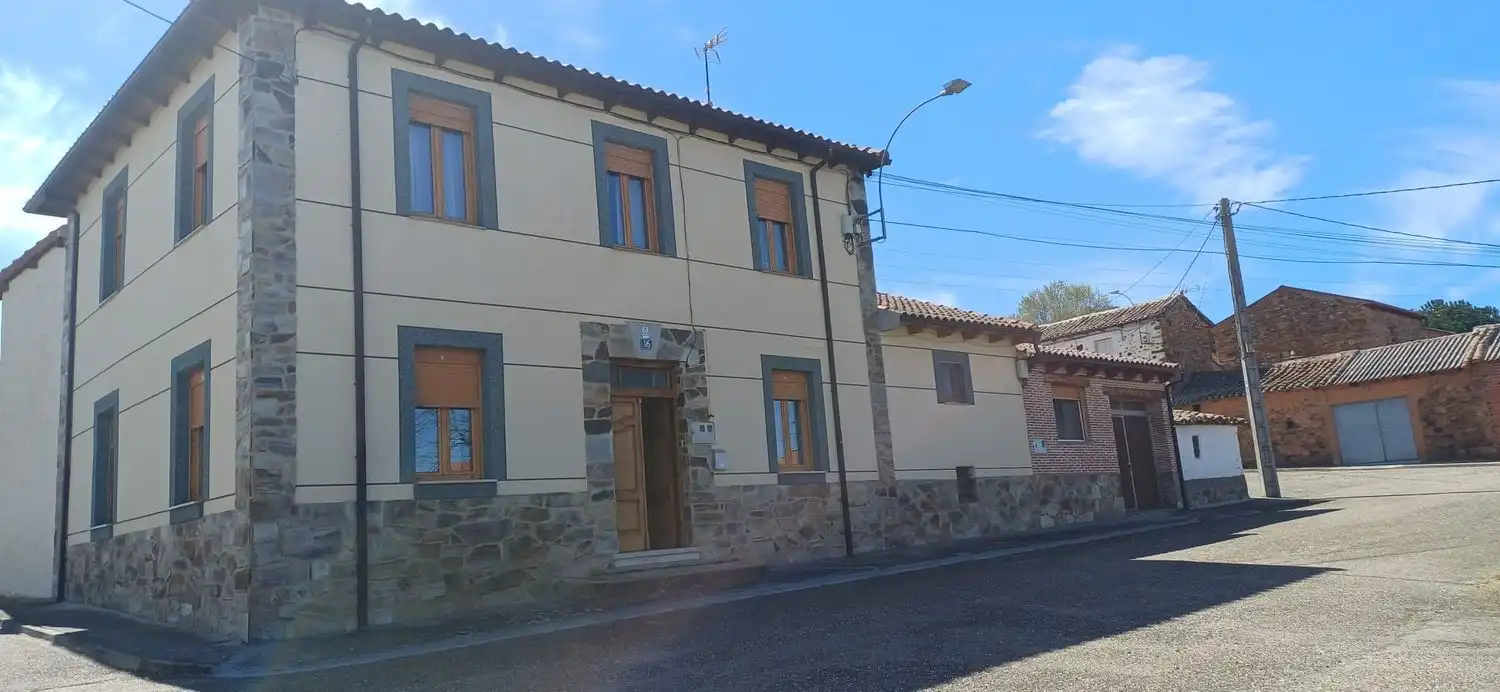Vista exterior de Casa o xalet en venda en Valderrey amb Calefacció, Terrassa i Traster