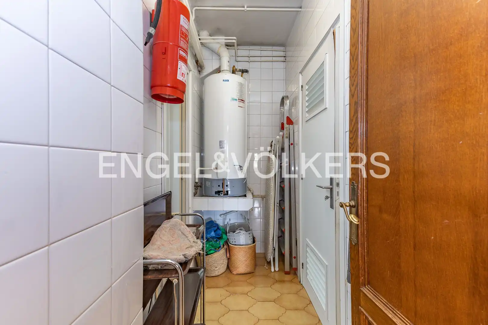 Cuina de Casa o xalet en venda en Cerdanyola del Vallès amb Calefacció, Jardí privat i Parquet