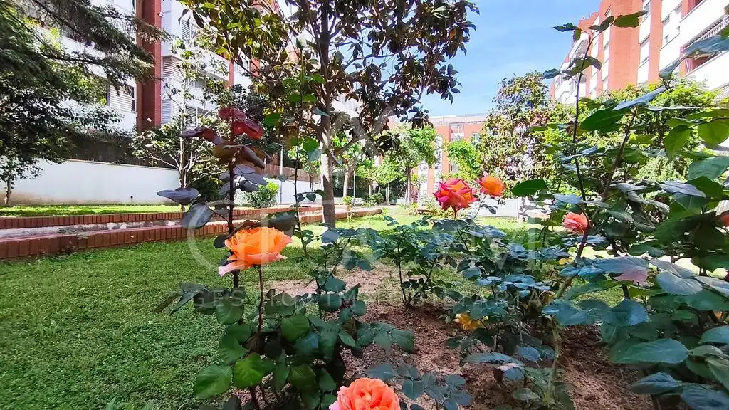 Jardín de Piso en venta en Sant Joan Despí con Parquet, Terraza y Balcón