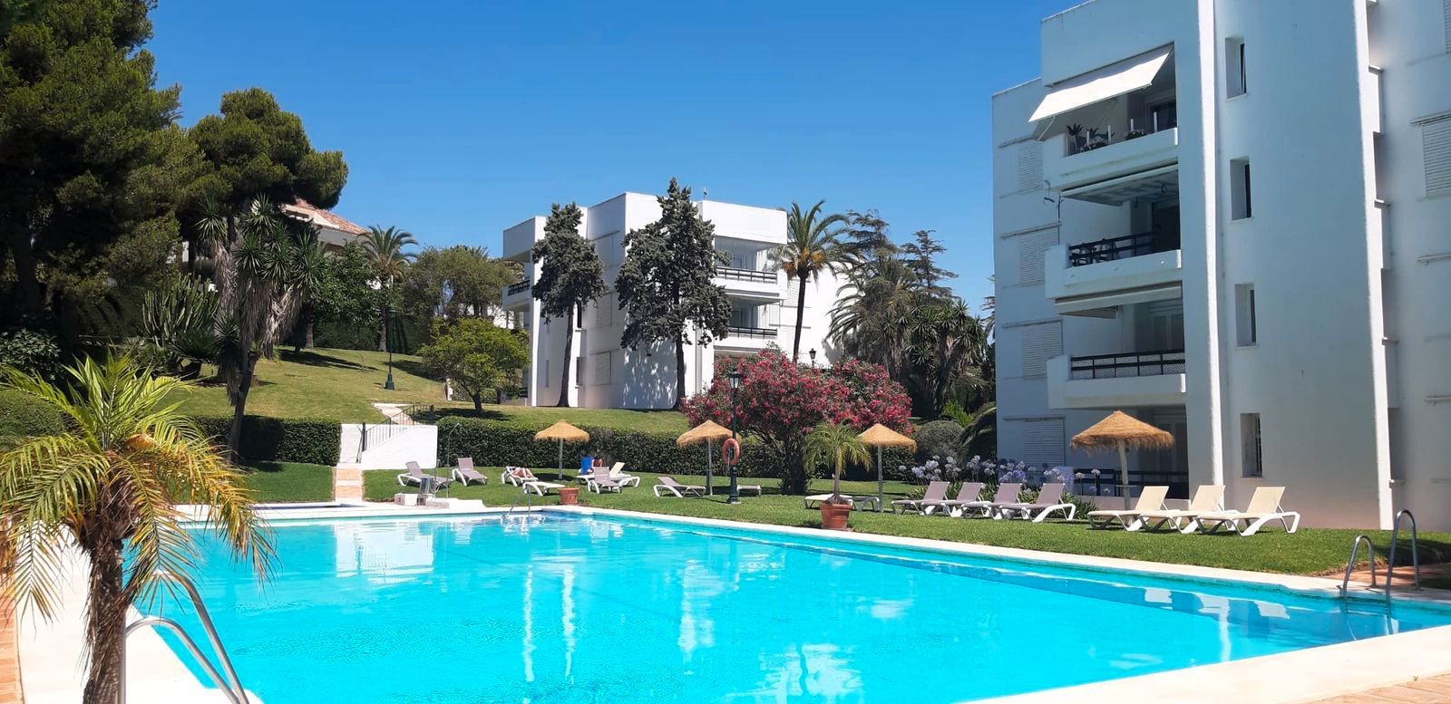 Piscina de Pis en venda en Marbella amb Aire condicionat, Terrassa i Moblat