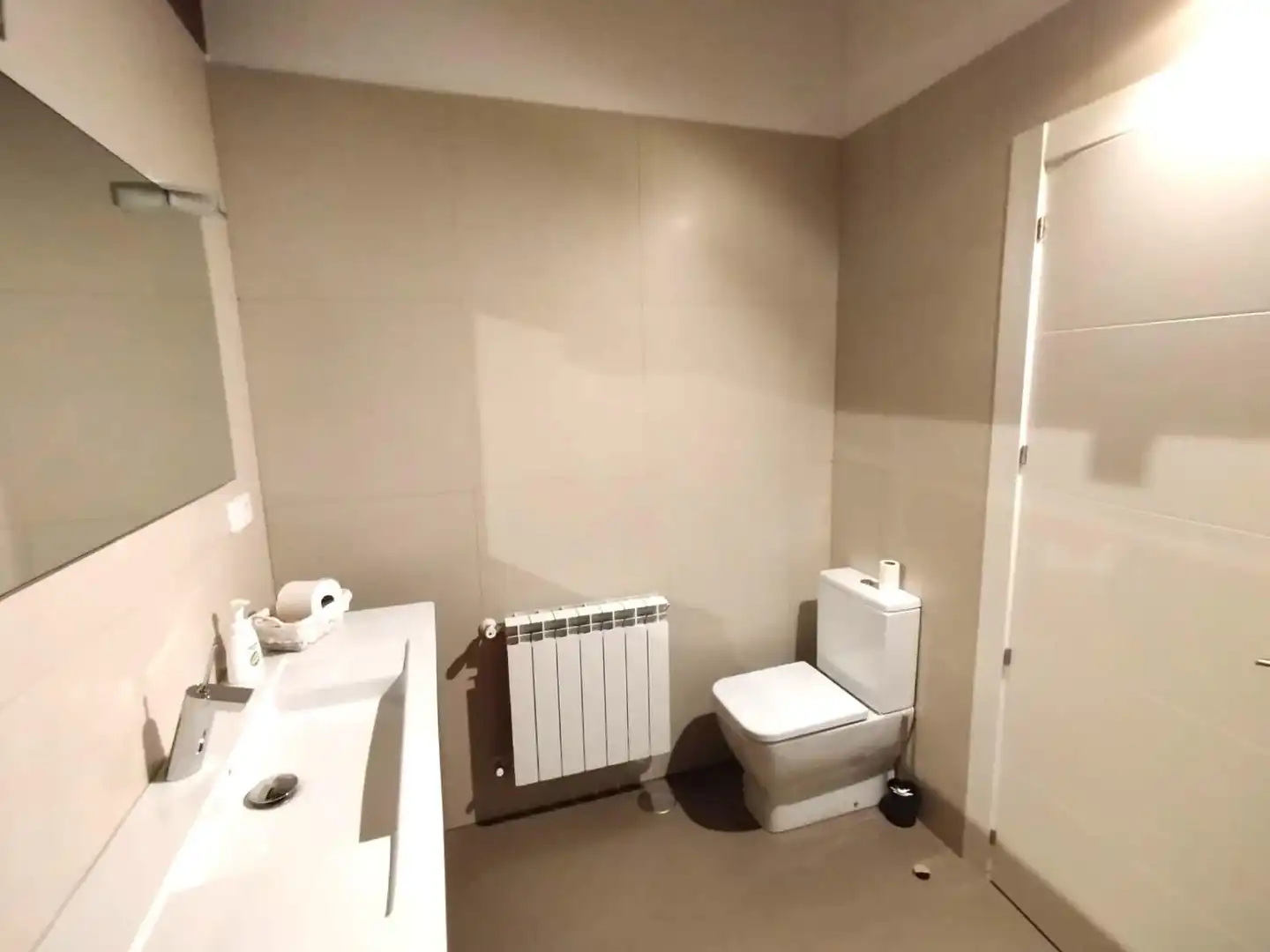 Baño de Casa adosada en venta en Valverde de la Virgen con Calefacción, Jardín privado y Parquet