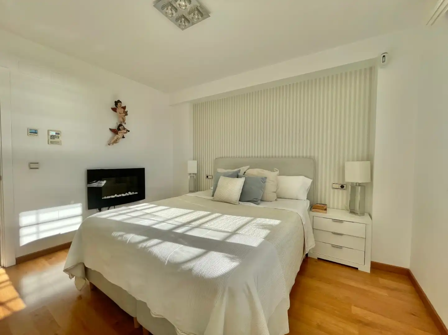 Schlafzimmer von Einfamilien-Reihenhaus zum Verkauf in Málaga mit Klimaanlage, Heizung und Privatgarten