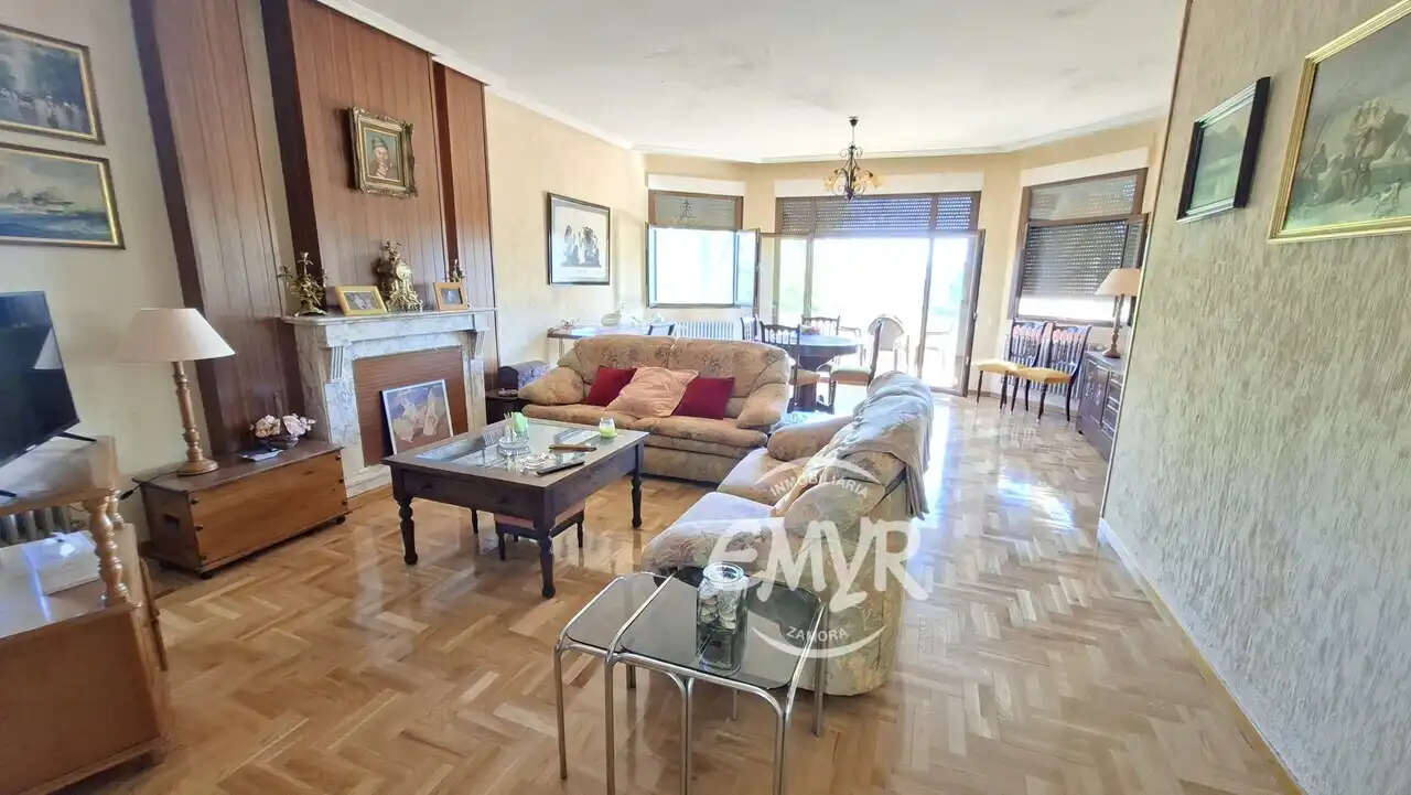 Sala d'estar de Casa o xalet en venda en Zamora Capital  amb Calefacció, Jardí privat i Parquet